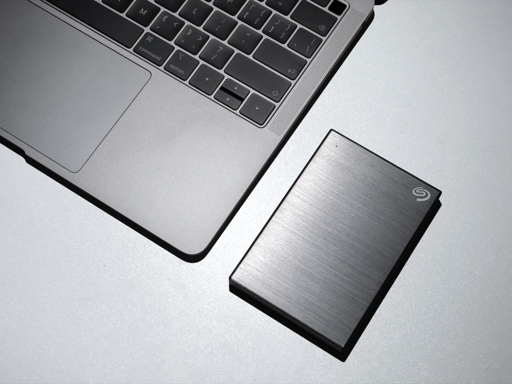 Laptop mit externer Festplatte für Backups